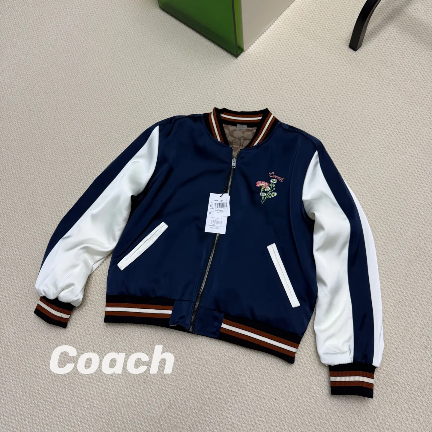 Model pictures for two wears in one! COACH New Arrival women's jacket is here. Kou's New Arrival embroidered reversible baseball jacket for women. Super beautiful reversible baseball jersey. Produced by a major trading factory. Excellent quality. The quantity is not large, only about 500 pieces. But it's also very fragrant. One side is made of high-weight Navy Blue satin fabric. This fabric is absolutely amazing. Ordinary satin fabrics on the market are either soft and shapeless. Or the texture is rough and not delicate enough. The more delicate the fabric, the higher the fabric requirements. The fabric woven with forty-eight double yarns and three yarns is not only as delicate as Dove chocolate. And just hanging it flat there is very classy. I have tried it countless times and there is absolutely no snagging. The grass embroidery on the front chest can be said to be very three-dimensional. Perfectly complementing each other. Wearing it on the reverse side is a combination of color-blocked C all-over print and satin fabric. Classic is revealed in a low profile. All sizes available in complete packaging. Size: S-L (reversible) Color: Navy Blue (presbyopia reversed) (Material: polyester fiber) S size: length 59CM, bust 120CM, shoulder raglan (raglan) 72CM, reference weight 90-105 catties M size: length 61CM, bust 124CM, shoulder raglan (raglan) 74CM, reference weight 105-115 catties L size: length 63CM Bust 128CM, shoulder sleeves (raglan) 76CM, reference weight 115-130 catties